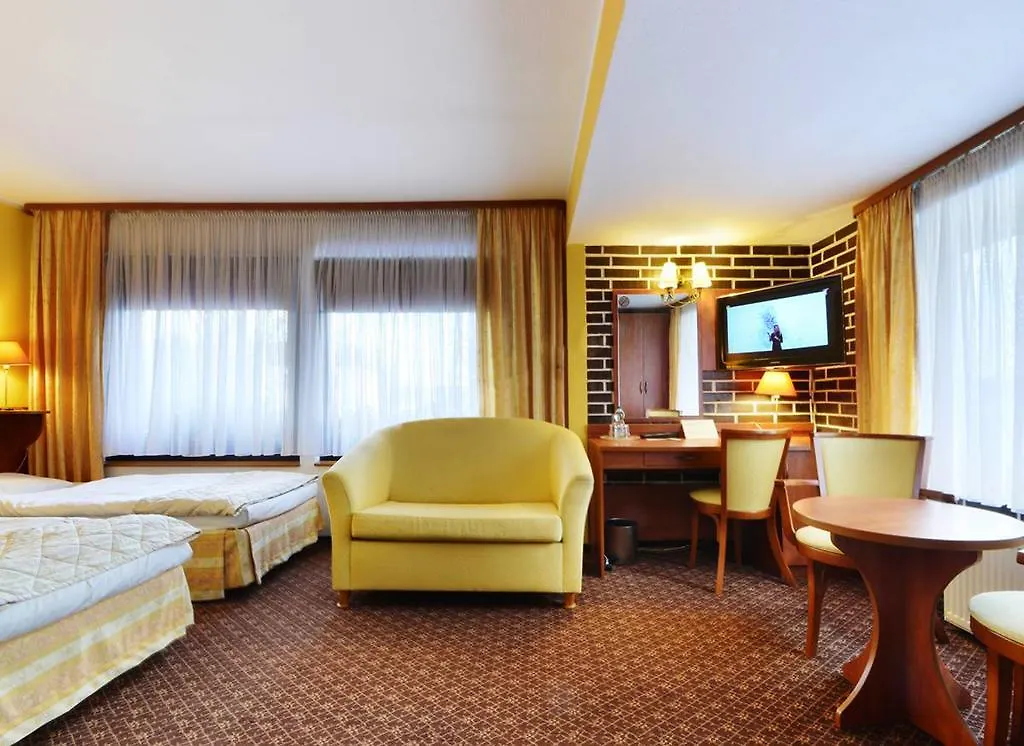 Hotel Astra Tajemniczy Ogrod Poznan 2*,